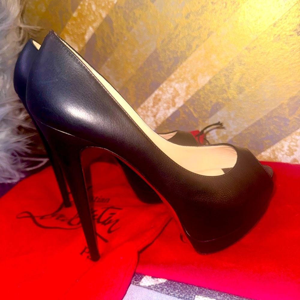 AUTHENTIC CHRISTIAN LOUBOUTIN black leather Very Prive Peep Toe Pumps.